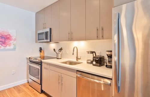 Seaport District Apartment | Private Apt In Downtown Seaport with Pool