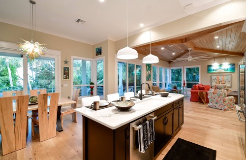 Longbeach Village House | Private Art Decorated Home with Rooftop Deck, Pool, and Spa - Arts and Vines