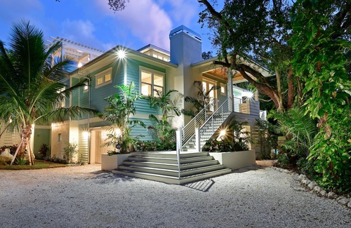 Longbeach Village House | Private Art Decorated Home with Rooftop Deck, Pool, and Spa - Arts and Vines
