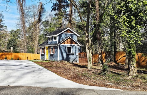 Forest Park Cabin | Private Atlanta Tiny House with nMini Golf Course