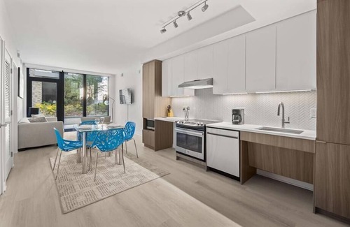 NoMa Hotel | Private Balcony & Free Outdoor Wifi | 2BR in Central DC
