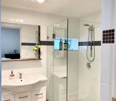 Eastwood House | Private Bath Ensuite Room Eastwood MQ uni Park Ryde