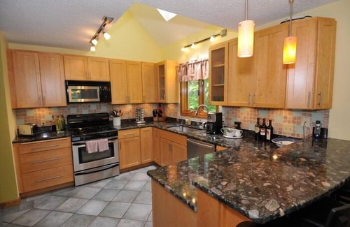 Greenwood House | Private beach, 8 kayaks/canoes, Bocce- perfect for multiple families to share!