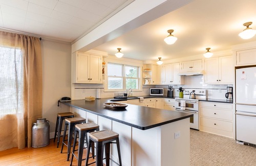 Maxwelton House | Private Beach Access + Water Views! | Sleeps 18, Historic 6BDR Farmhouse w/Deck