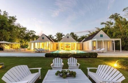 Las Palmas Villa | Private Beach Villa walking distance to the Marina