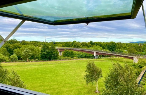 East End House | Private Bedroom & Bathroom with Amazing View in Quirky Townhouse