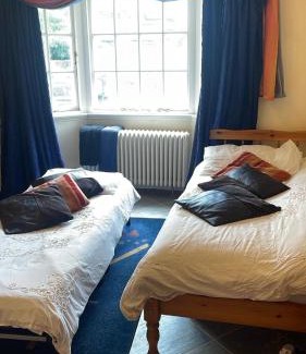 Newington House | Private Bedroom in Detached Home in Newington