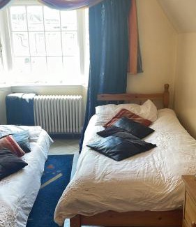 Newington House | Private Bedroom in Detached Home in Newington