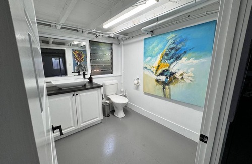 Hendra House | Private Bedroom in Large House With Pool & Parking