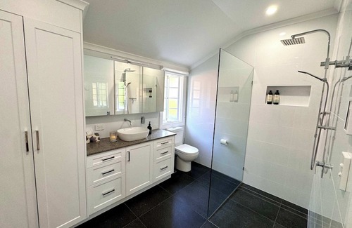 Hendra House | Private Bedroom in Large House With Pool & Parking