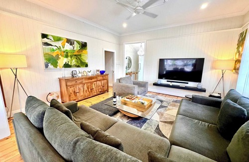 Hendra House | Private Bedroom in Large House With Pool & Parking