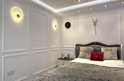 Salford House | Private Bedroom in Unique Luxury House, Salford, Manchester