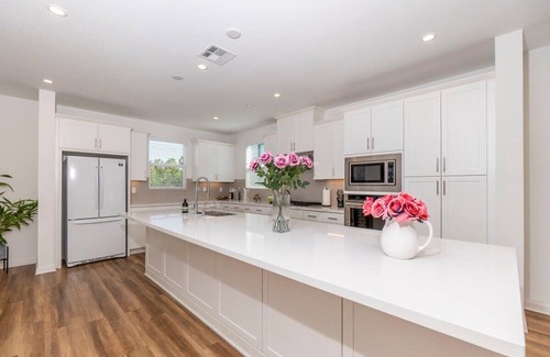 Airport Area House | Private Bedroom with Bathroom Central Location