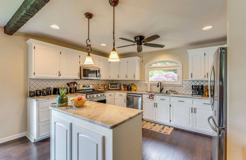 Hayesville House | Private Boat Dock & Grill: Lake Chatuge Getaway!