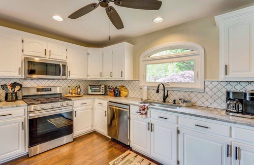 Hayesville House | Private Boat Dock & Grill: Lake Chatuge Getaway!