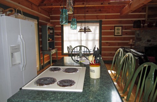 Spencer Cabin | Private cabin in the woods with a Hot Tub! 5min to Park