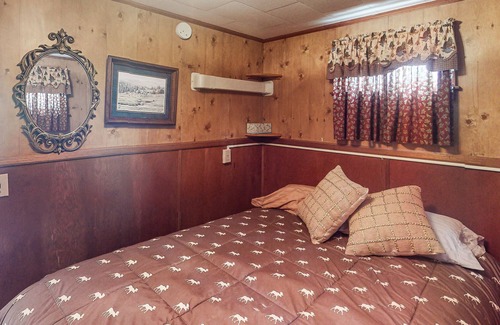 Nemo Cabin | Private cabin near outdoor recreation with RV pad and hook ups - gas grill & W/D