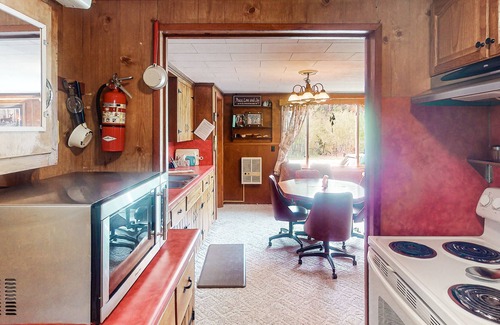 Nemo Cabin | Private cabin near outdoor recreation with RV pad and hook ups - gas grill & W/D