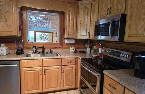 Jesup Cabin | Private Cabin on 40 acres! Fish-Hunt-Dog Friendly 2 Ponds, Fireplace, Secluded