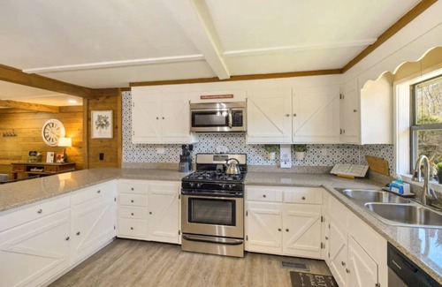 Wildwood Cabin | Private Cabin - Pets Welcome - Large Outdoor Space - Hiking - Chattanooga - Cloudland Canyon