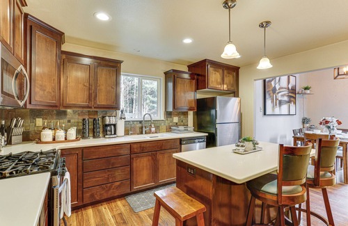 Lakehead Cabin | Private Cabin w/Forest Views & Grill in Lakehead!