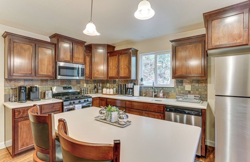 Lakehead Cabin | Private Cabin w/Forest Views & Grill in Lakehead!