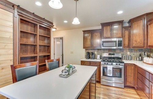 Lakehead Cabin | Private Cabin w/Forest Views & Grill in Lakehead!