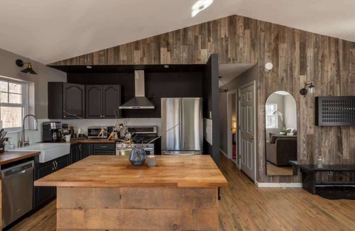 Roscoe House | Private Cabin with Guesthouse, Hot Tub, Fire Pits