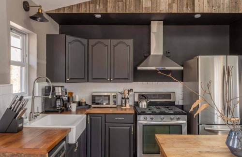 Roscoe House | Private Cabin with Guesthouse, Hot Tub, Fire Pits