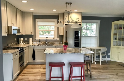 Avondale House | Private Carriage House in Charming Historic Avondale. Walkable & Quiet.