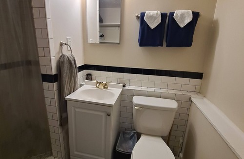 Northside Cottage | Private Carriage House and Driveway