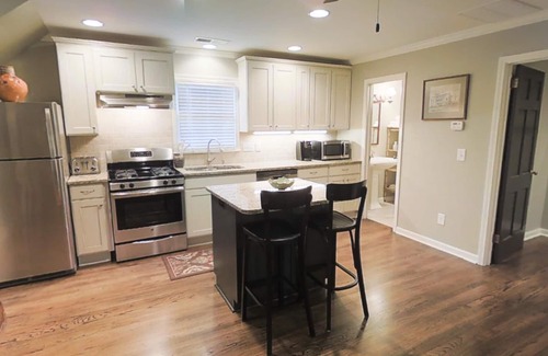 Roswell Cottage | Private Carriage House n 5 miles to Ameris Amphitheater nWalkable to Canton st