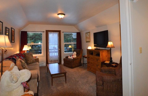 Rhododendron Ski Chalet | Private chalet with hot tub, WIFI, BBQ, outdoor fire pit. Minutes from hwy.