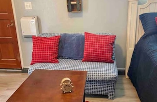 Roseville - Fleet Ridge Apartment | Private Coastal Studio Unit- Walk to Bay| Steps to Grocery, Transit, Restaurants
