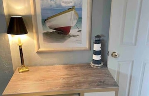 Roseville - Fleet Ridge Apartment | Private Coastal Studio Unit- Walk to Bay| Steps to Grocery, Transit, Restaurants