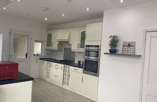 Luton House | PRIVATE COMFORTABLE CONTRACTOR DETACHED LutonAirport WI-FI PARKING SPACIOUS