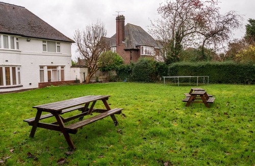 Luton House | PRIVATE COMFORTABLE CONTRACTOR DETACHED LutonAirport WI-FI PARKING SPACIOUS