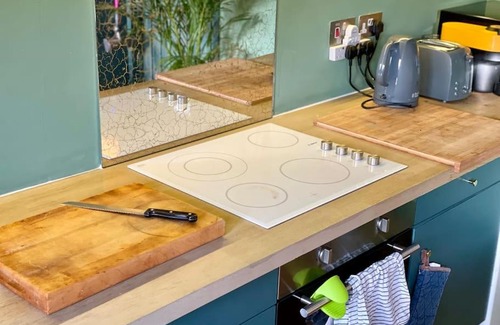 Kew Apartment | Private & cosy garden lodgings