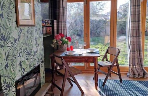 Kew Apartment | Private & cosy garden lodgings
