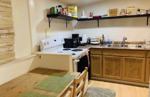 Alderwood Manor Cottage | Private Cottage, 5 mins to Groceries & Alderwood mall!