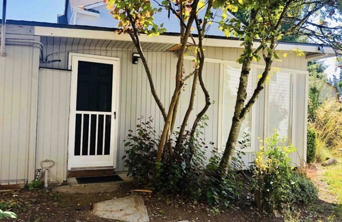 Alderwood Manor Cottage | Private Cottage, 5 mins to Groceries & Alderwood mall!