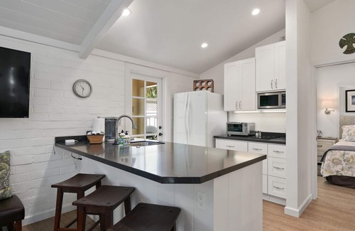 Encinitas House | Private Cottage! Easy Walk Through The Park To Encinitas And Moonlight Beach.