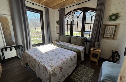 Cookeville Cottage | Private cottage: fire pit, stock tank, wi-fi, by Cummins Falls, TnTech, no pets