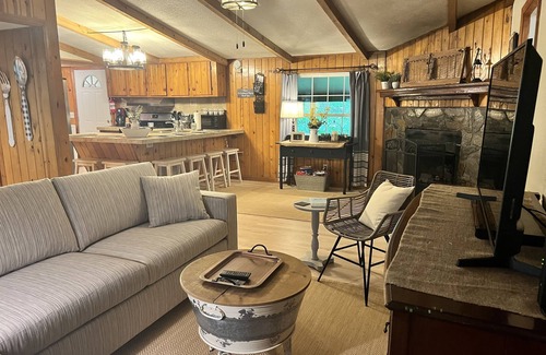 Clarkesville Cabin | Private cottage on 3 acres with 2 creeks running through it. Close to LakeBurton