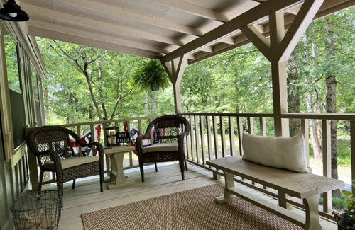 Clarkesville Cabin | Private cottage on 3 acres with 2 creeks running through it. Close to LakeBurton