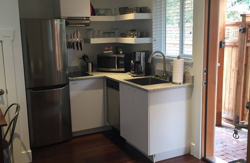 Fairmount Park Cottage | Private cottage with beautiful view, dedicated parking