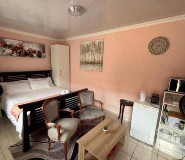 Greater Johannesburg Metropolitan Area Apartment | Private Cottage