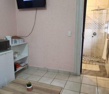 Greater Johannesburg Metropolitan Area Apartment | Private Cottage
