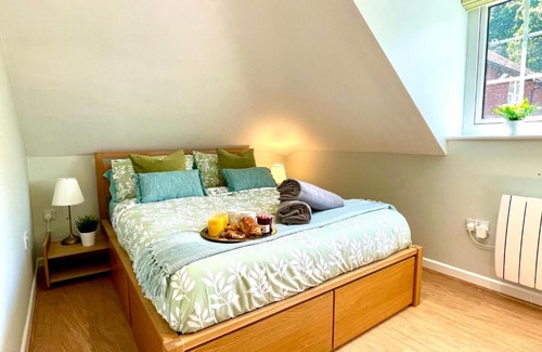 New Forest District Apartment | Private, Couples Forest Escape - Free Parking - Stunning & Stylish 1 Bedroom Coach house! - 5 Minute Walk to a great bistro pub! - Great Location - Fast WiFi - Smart TV - Newly Refurbished! Direct New Forest access Close to Burley