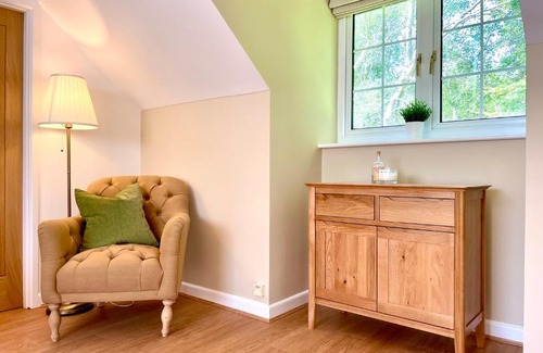 New Forest District Apartment | Private, Couples Forest Escape - Free Parking - Stunning & Stylish 1 Bedroom Coach house! - 5 Minute Walk to a great bistro pub! - Great Location - Fast WiFi - Smart TV - Newly Refurbished! Direct New Forest access Close to Burley